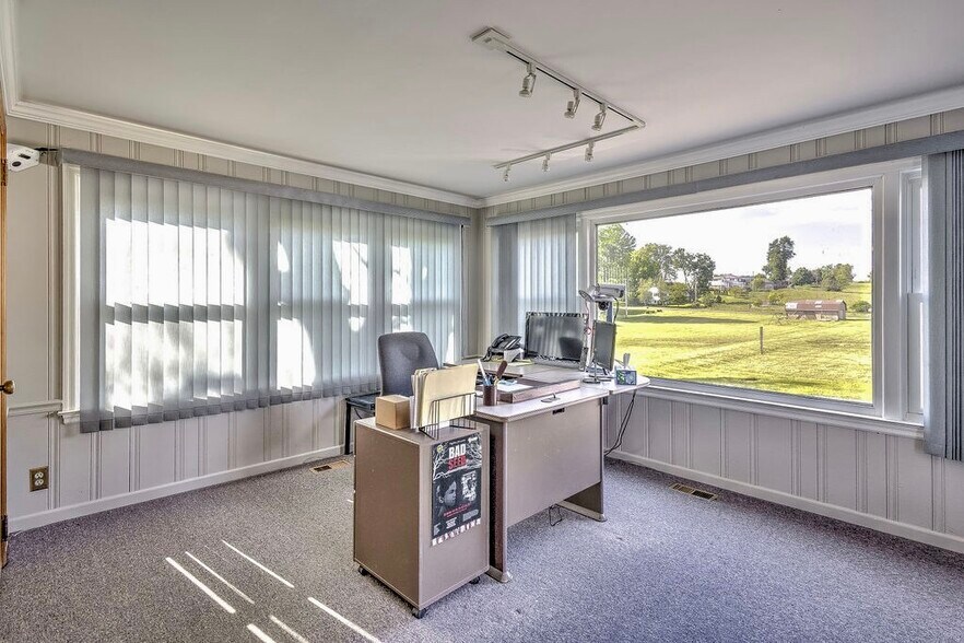 More Photos Of 719 Coshocton Ave, Mount Vernon Office For Sale