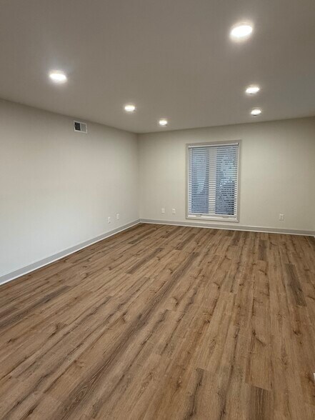 More Photos Of 5734 Windsor Dr, Columbus Office For Lease