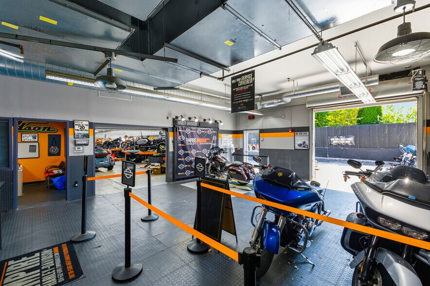 More Photos Of 8 Industrial Ln, New Rochelle Auto Dealership For Lease
