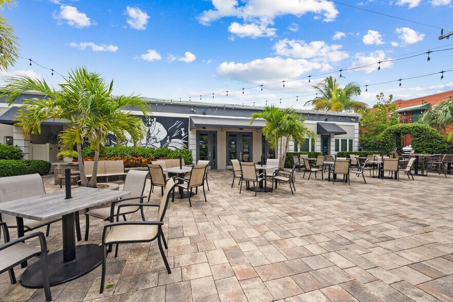 More Photos Of 514 NW Dixie Hwy, Stuart General Retail For Sale