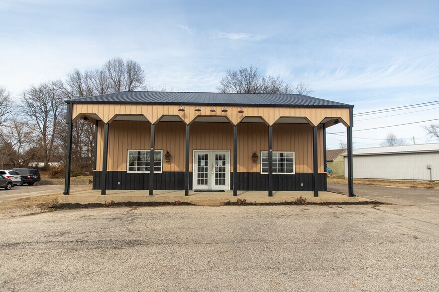 More Photos Of 1402 Bear St, Madison Specialty For Sale