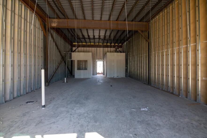 More Photos Of 2001 Southeast Pky, Arlington Storefront Retail Office For Sale