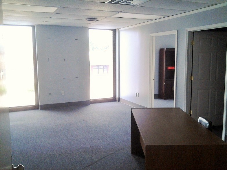 More Photos Of 2210 Meadow Dr, Louisville Office For Sale