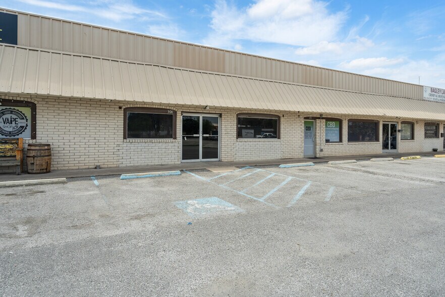 More Photos Of 300-310 Margaret Ln, Del Rio Medical For Lease