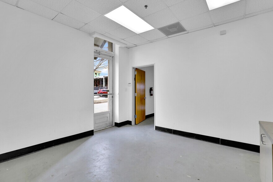 More Photos Of 150 W Main St, Lewisville Bar For Lease