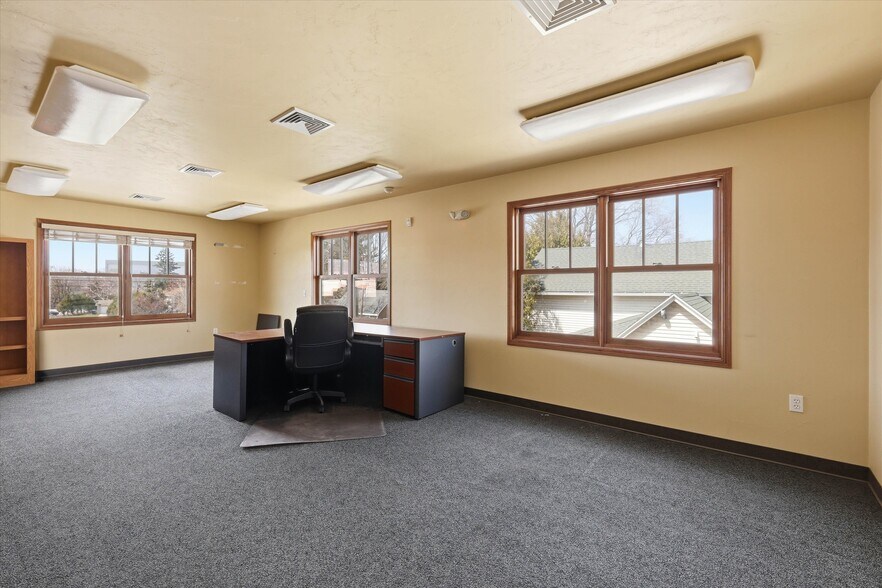 More Photos Of 312 N 5th Ave, Sturgeon Bay Office For Sale