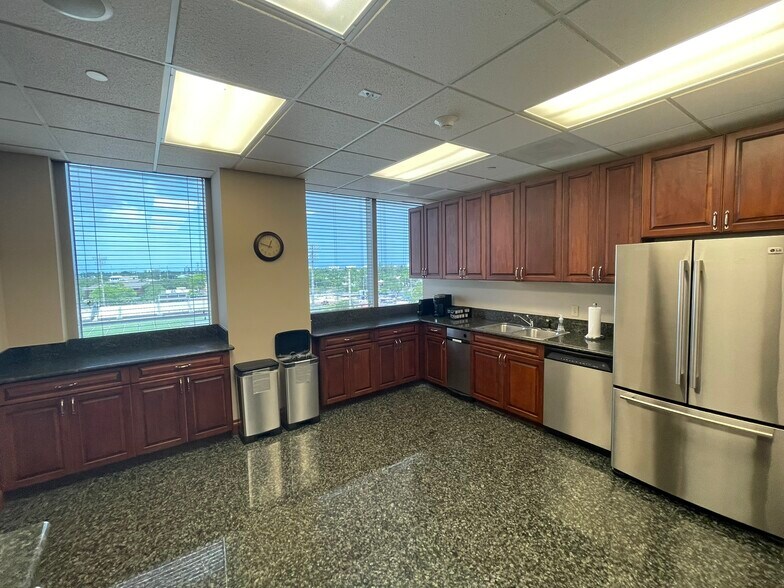 More Photos Of 2150 Goodlette-Frank Rd, Naples Office For Lease