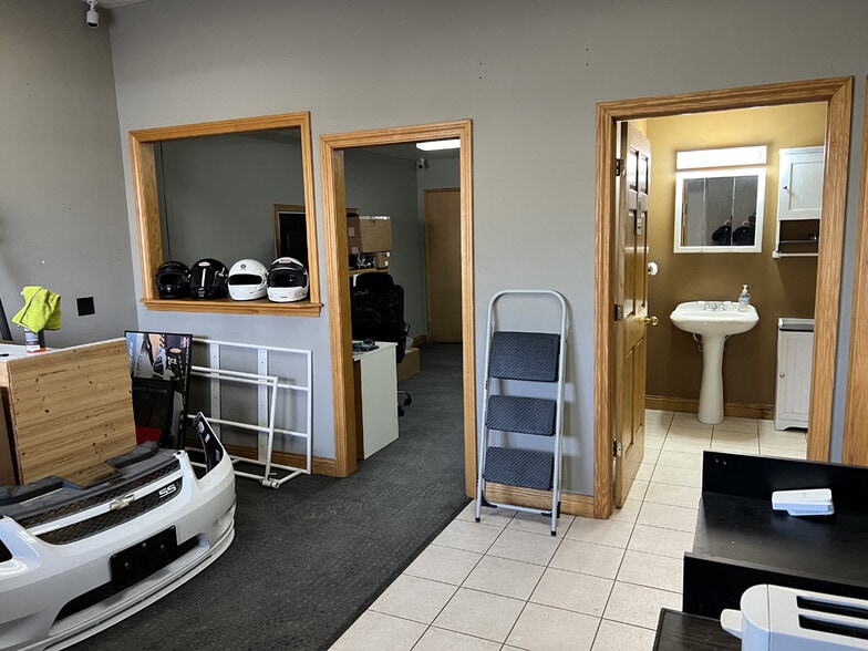 More Photos Of 34 Stonehill Rd, Oswego Warehouse For Lease