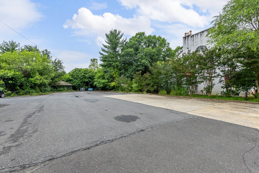 More Photos Of 113 W Broadway, Salem Restaurant For Sale