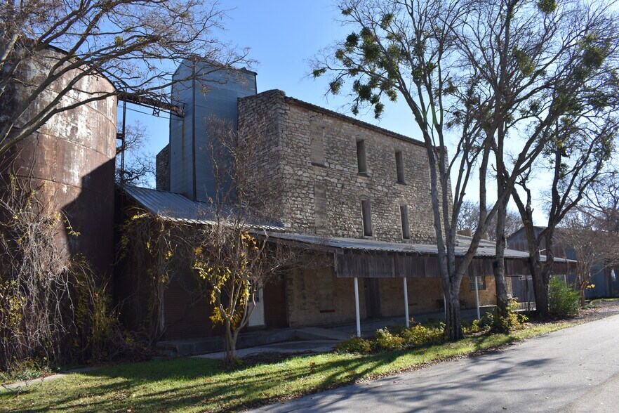 More Photos Of 311 Old Mill Rd, Rhome Restaurant For Lease