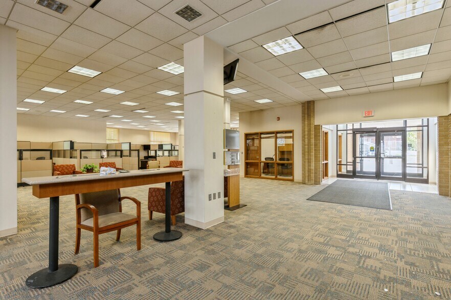 More Photos Of 4505 Douglas Ave, Des Moines General Retail For Sale