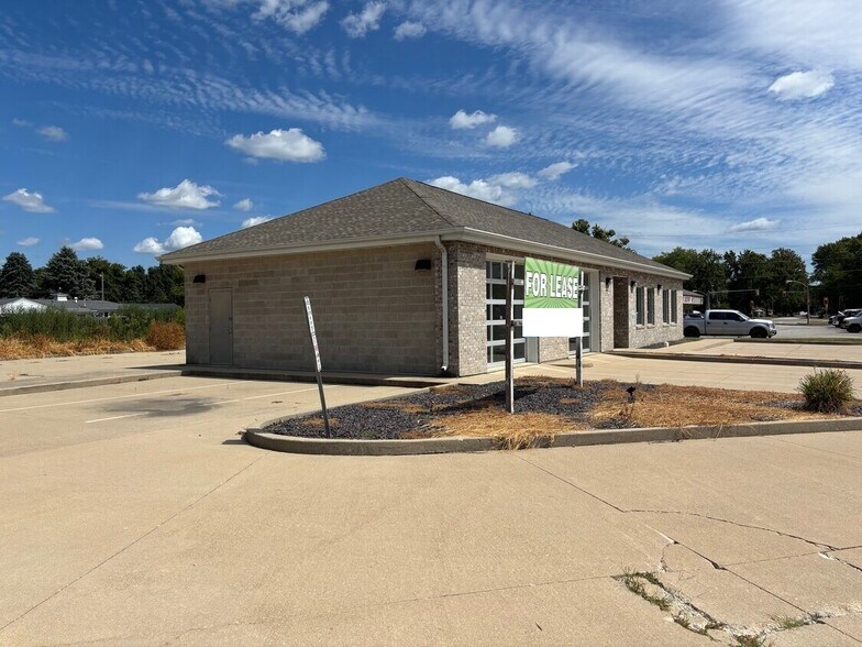 More Photos Of 11 Cottonwood Dr, Chatham Specialty For Lease