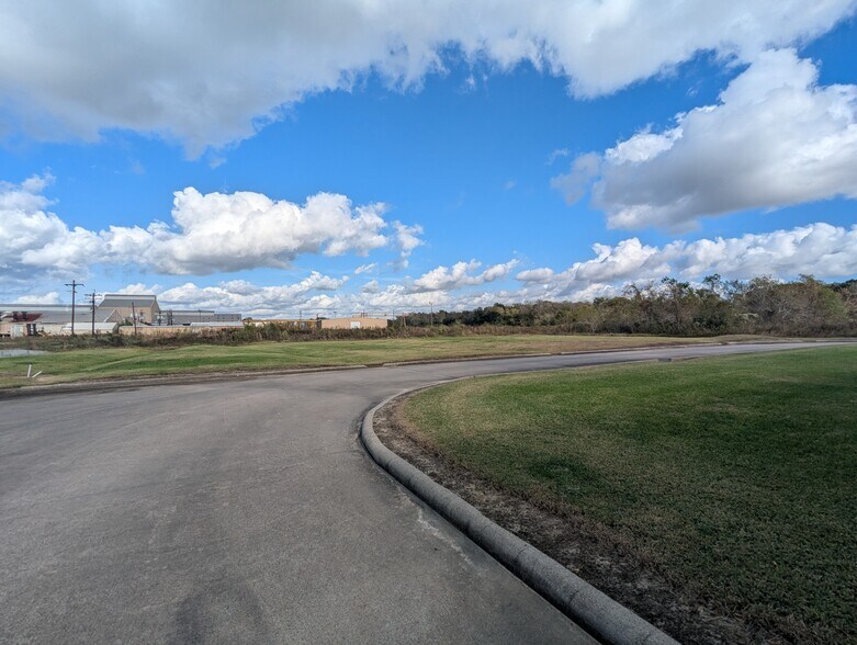 More Photos Of 8109 Smith Rd, Beaumont Office For Sale