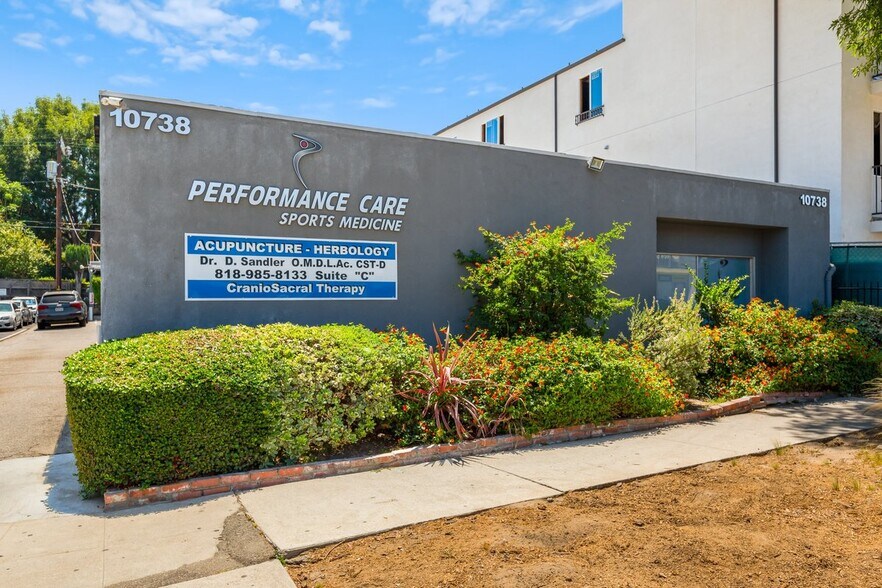 More Photos Of 10738 Riverside Dr, North Hollywood Medical For Lease