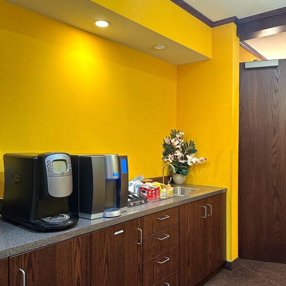 More Photos Of 1912 N Lexington Ave, Roseville Medical For Lease