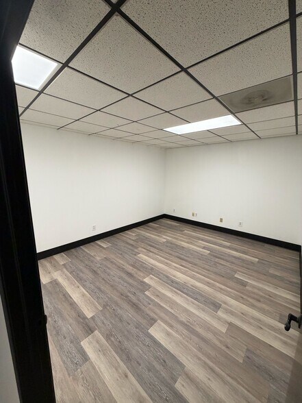 More Photos Of 400-404 N Lynn Riggs Blvd, Claremore Storefront Retail Office For Lease