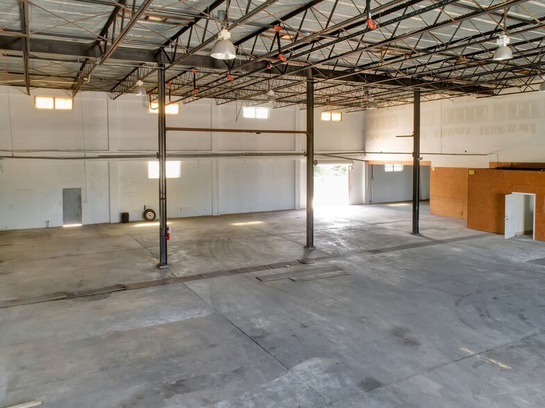 More Photos Of 110-112 W Interlake Blvd, Lake Placid Warehouse For Sale