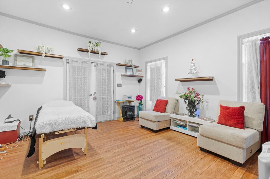 More Photos Of 304 W Wheat St, Woodville Specialty For Sale