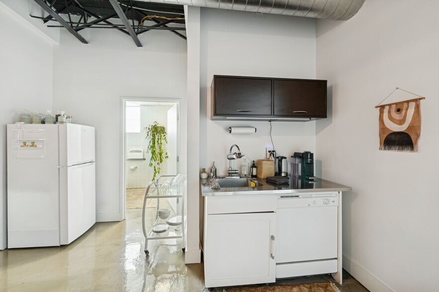 More Photos Of 8820 Wilshire Blvd, Beverly Hills Loft Creative Space For Lease
