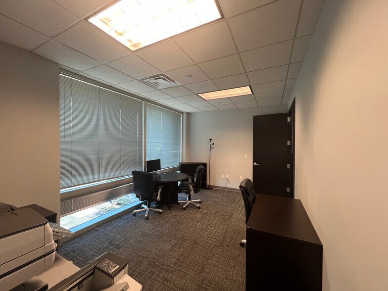 More Photos Of 5701 W Talavi Blvd, Glendale Office For Lease