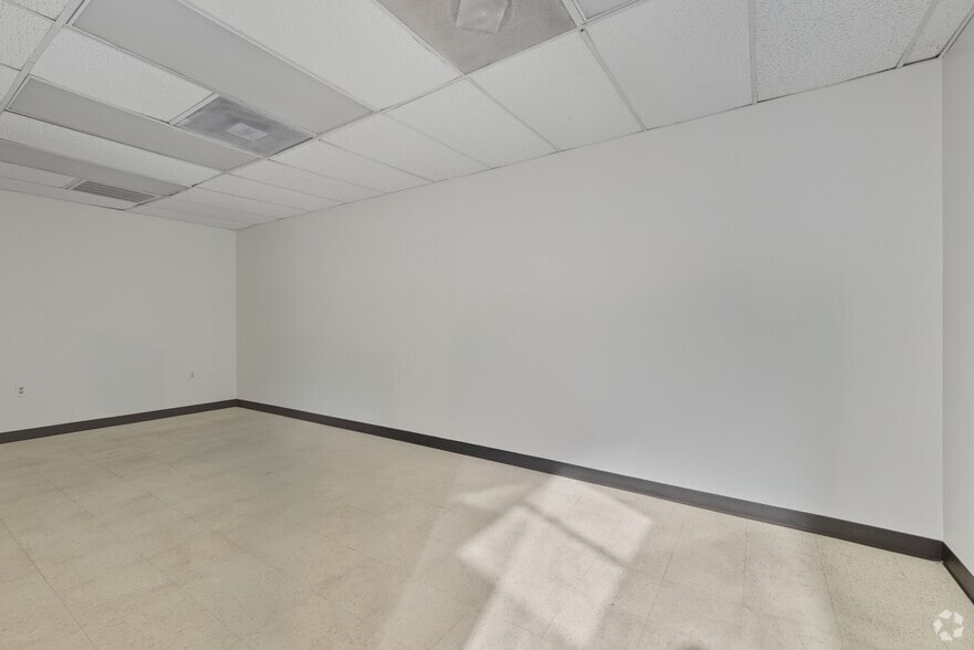 More Photos Of 1800 Sherwood Forest St, Houston Warehouse For Lease