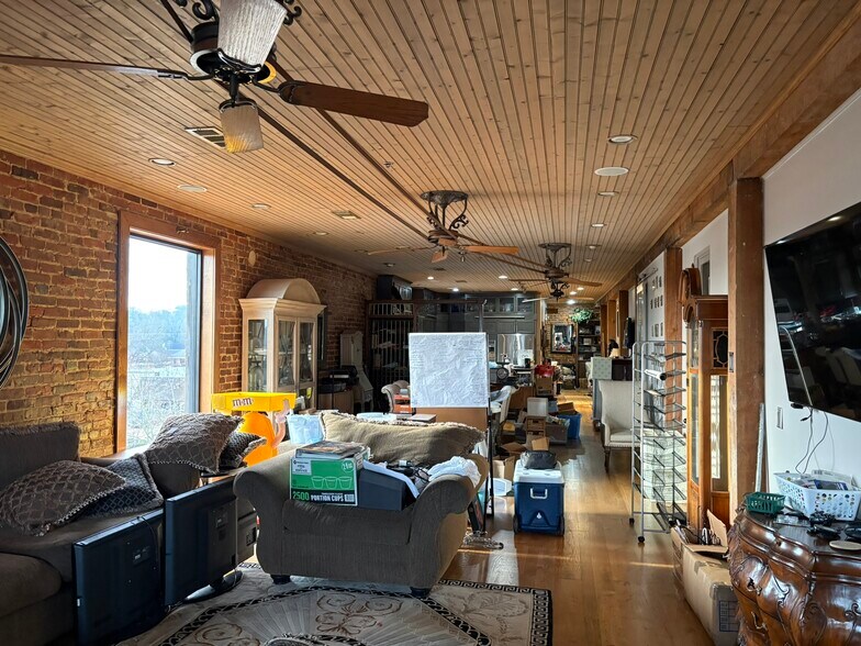 More Photos Of 130 W Bankhead St, New Albany Flex For Sale