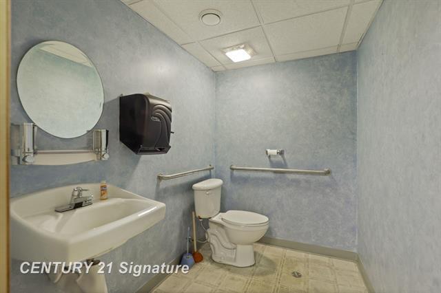 More Photos Of 2019 Columbus Ave, Bay City Office For Sale