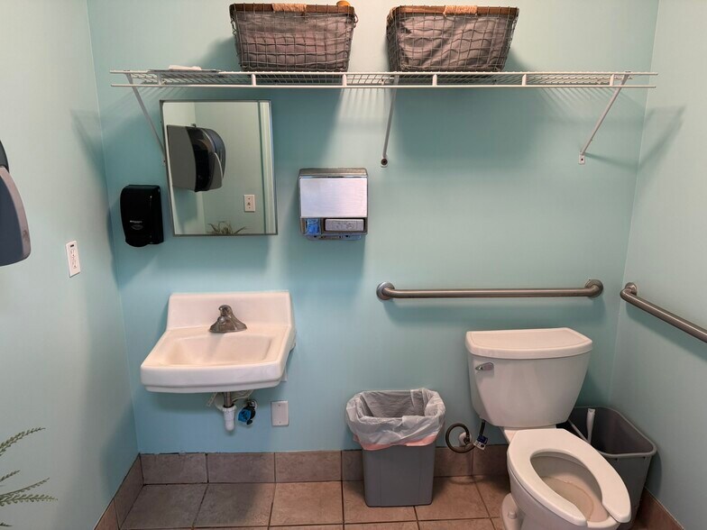 More Photos Of 2323 N State St, Bunnell Flex For Sale