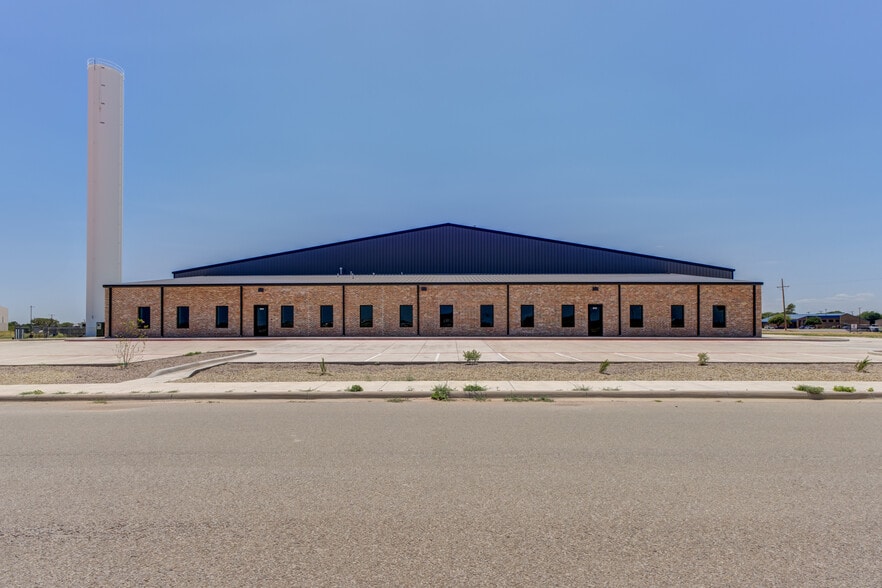 More Photos Of 8111 Patel Dr, Wolfforth Distribution For Lease