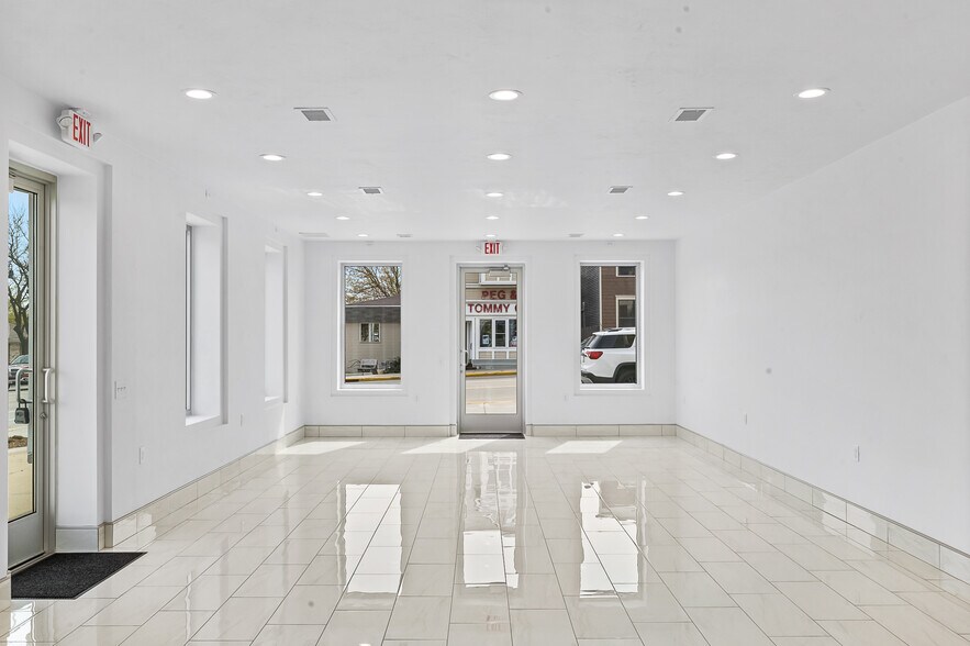 More Photos Of 102 W Wisconsin Ave, Kaukauna General Retail For Sale