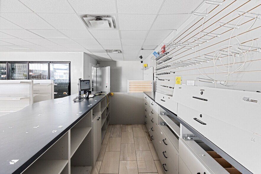 More Photos Of 33 Oak St E, Leamington Convenience Store For Sale