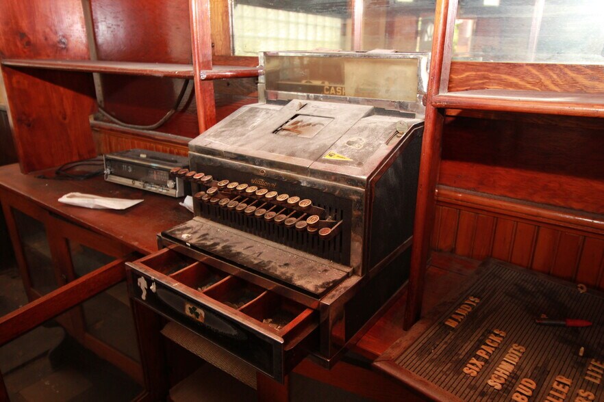 More Photos Of 900 Island Ave, McKees Rocks General Retail For Sale