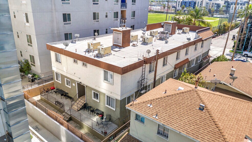 More Photos Of 11063 Cumpston St, North Hollywood Apartments For Sale