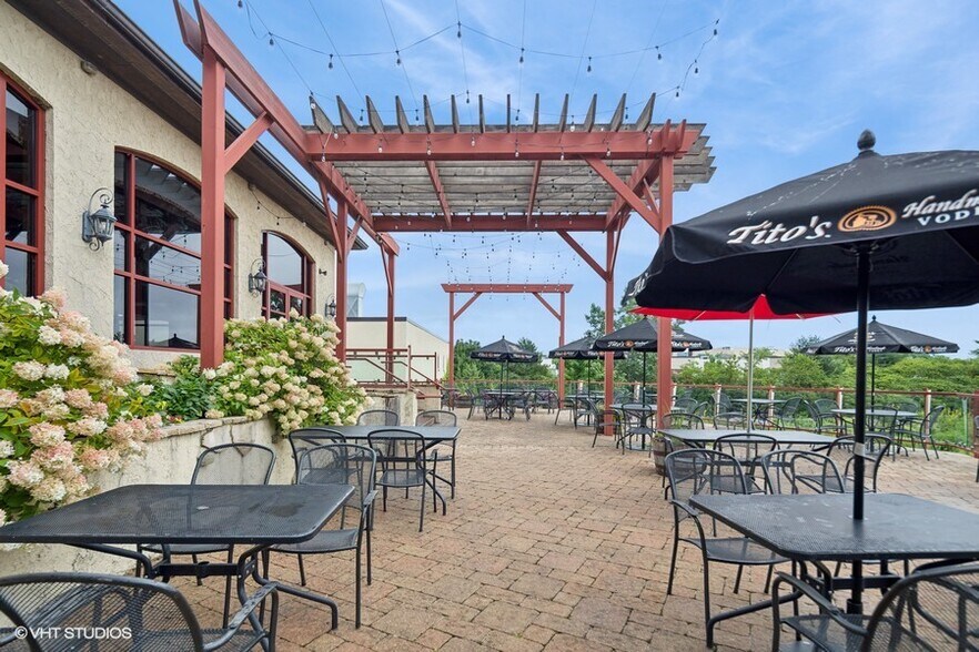 More Photos Of 22221 N Pepper Rd, Lake Barrington General Retail For Sale