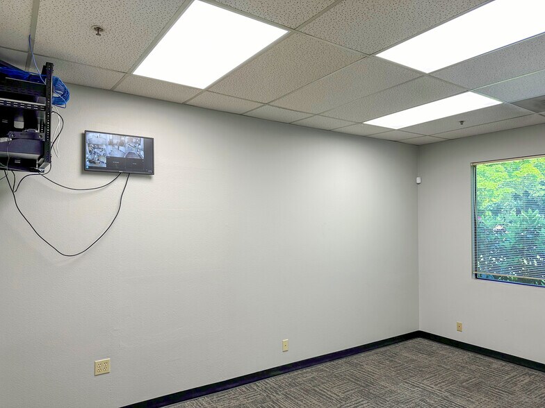 More Photos Of 9130 SW Pioneer Ct, Wilsonville Research And Development For Lease