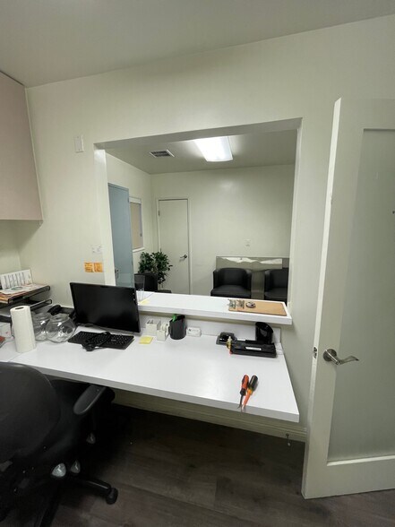 More Photos Of 10866 Riverside Dr, North Hollywood Hospital For Lease