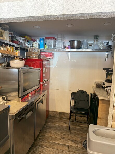 More Photos Of 86 Greenpoint Ave, Brooklyn Convenience Store For Lease