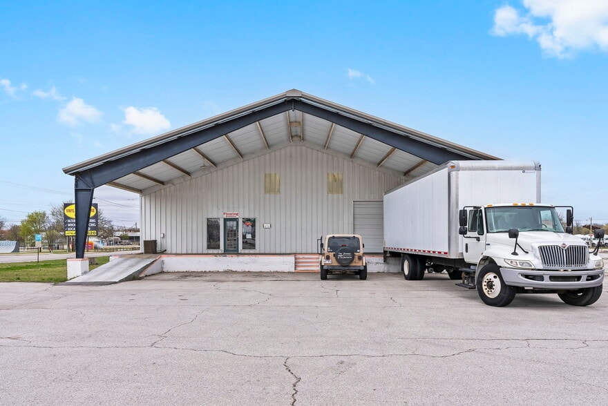 More Photos Of 721 N 2nd St, Rogers General Retail For Lease