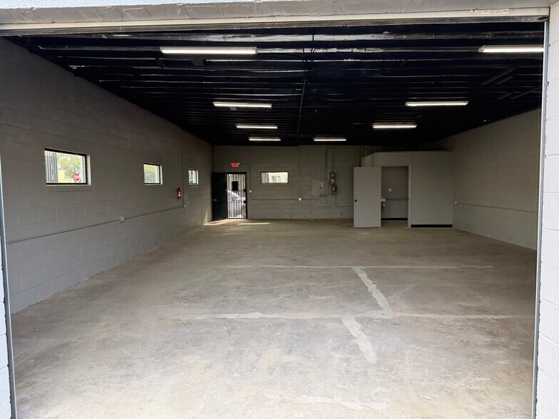 More Photos Of 14641-14643 Lull St, Van Nuys Warehouse For Lease