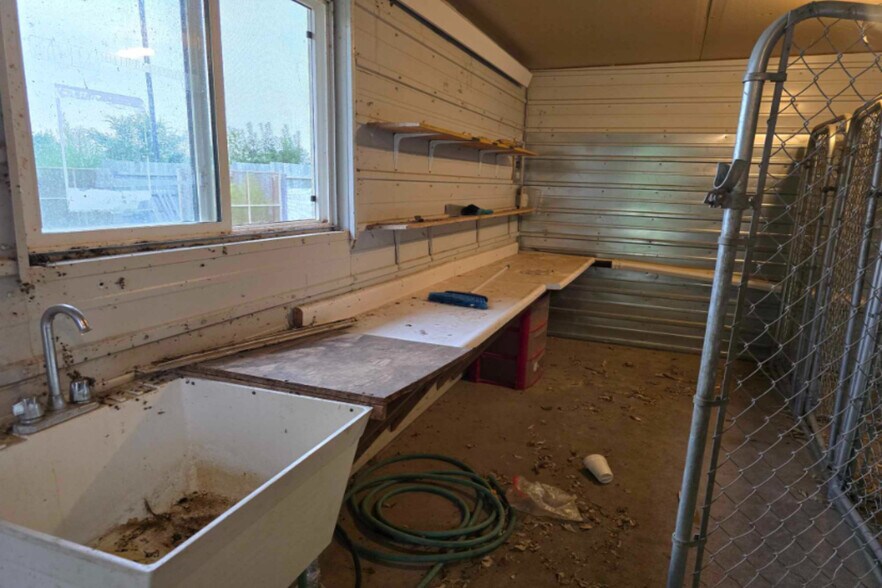 More Photos Of 748 E 12th St, Imperial Hotel For Sale