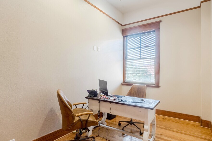 More Photos Of 131 E Exchange Ave, Fort Worth Office Residential For Lease