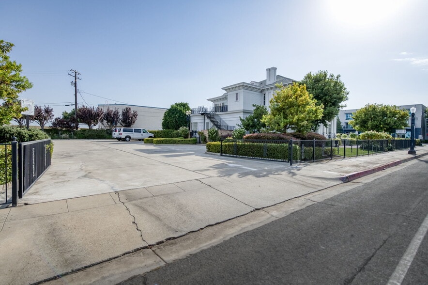 More Photos Of 916 E Divisadero St, Fresno Funeral Home For Sale