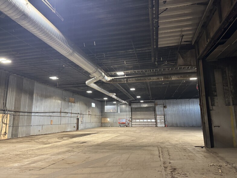 More Photos Of 50 Av 10E, Louiseville Industrial For Lease