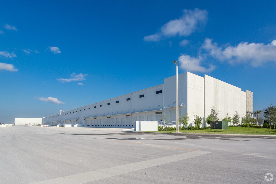 More Photos Of 11240 NW 122nd St, Medley Distribution For Lease