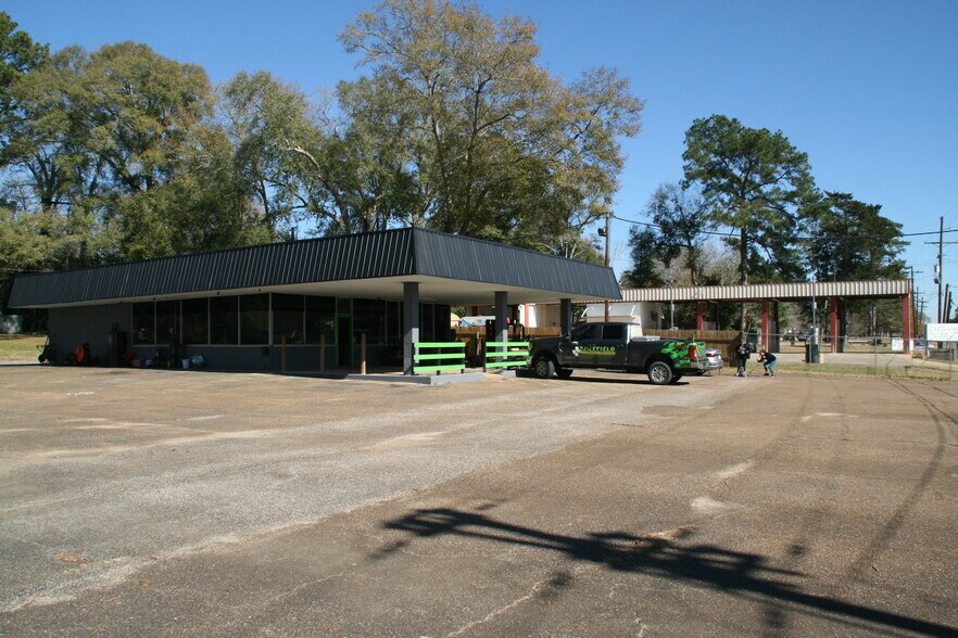More Photos Of 1308 W Bluff St, Woodville Storefront Retail Office For Sale