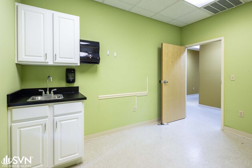 More Photos Of 1360 W 5th St, London Medical For Lease