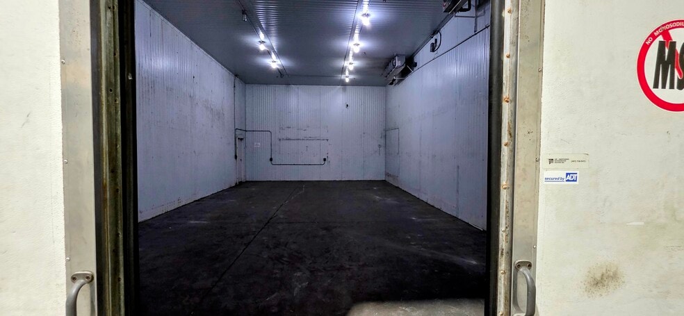 More Photos Of 7810 Kingspointe Pky, Orlando Warehouse For Lease
