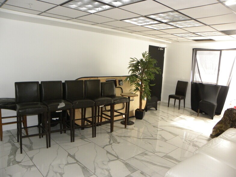 More Photos Of 4225 Crenshaw Blvd, Los Angeles Bar For Lease
