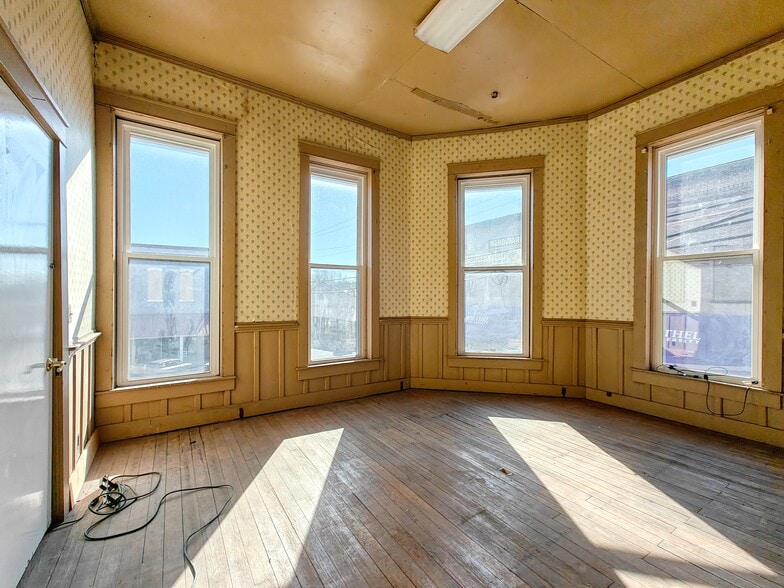 More Photos Of 17 Broadway St, McKenzie Storefront For Sale