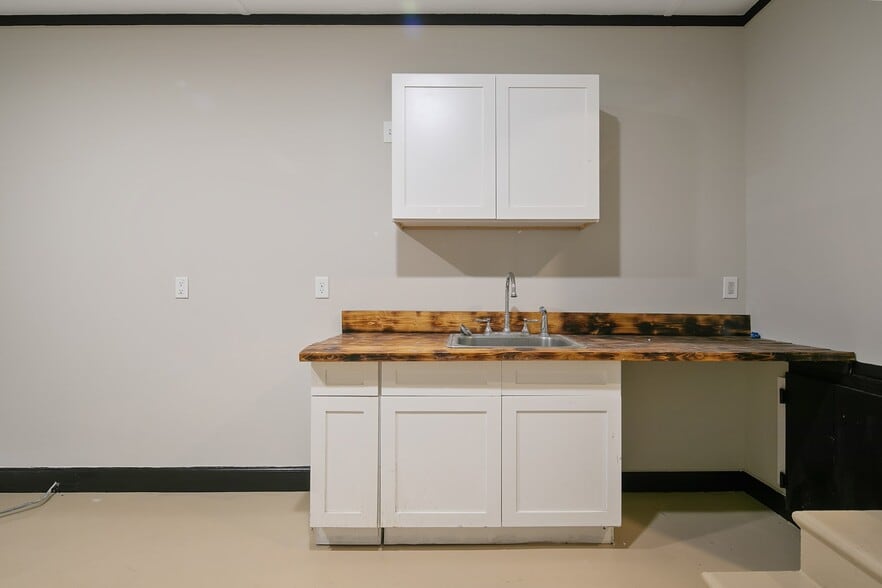More Photos Of 1500 Gillespie St, Fayetteville Office For Sale